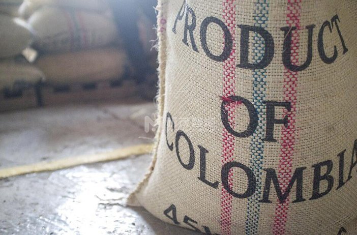 大袋包裝流水線為軟袋商品開展裝箱