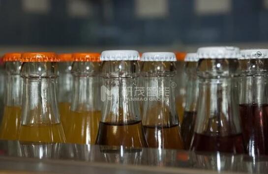 可樂瓶裝箱機與傳統式裝箱的區別